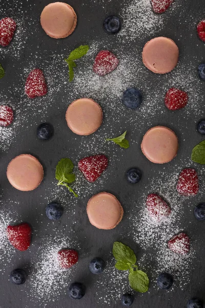 Macarons Van Verschillende Kleuren Een Zwarte Achtergrond — Stockfoto