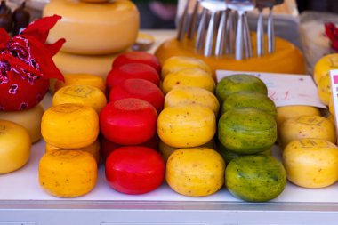 Gouda, Hollanda 'da sokak pazarında farklı peynir çeşitleri var.