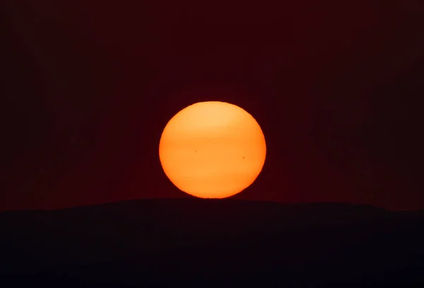 Sıcak Bir Yaz Gününde Gün Batımında Benekli Güneş Diski — Stok fotoğraf