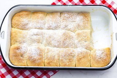 Geleneksel Çek çörekleri fırın tepsisinde