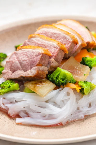 Baked Duck Breast Vegetables Rice Noodles — Stock Photo, Image