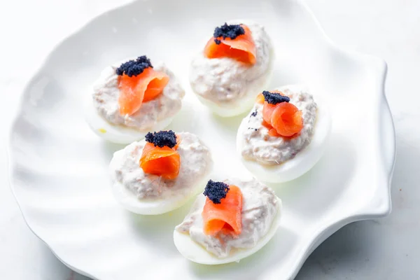 Huevos Cocidos Rellenos Atún Salmón Ahumado Caviar Negro Parte Superior — Foto de Stock