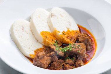 Hamur köftesiyle servis edilen etli gulaş.