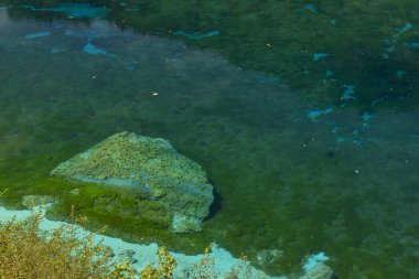 İtalya, Lago di Cornino 'nun derinliklerinde mavi bir kıç.