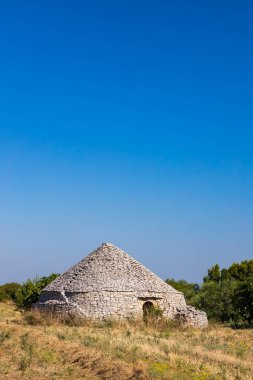 Trulli, İtalya 'nın Apulia bölgesindeki Castel del Monte yakınlarında tipik evler.