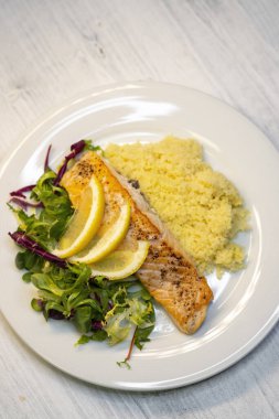 Kuskus ve sebze salatalı somon filetosu.