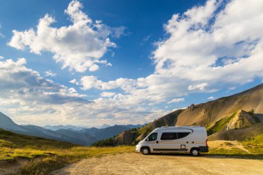 Van Life in Col de la Bonette, Alpes-de-Haute-Provence, Provence, Fransa