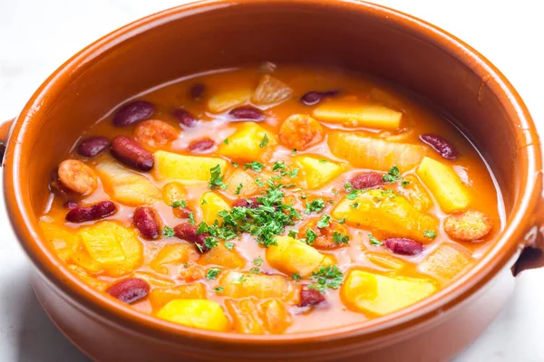 Zupa Gulasz Kiełbasą Ziemniakami Czerwoną Fasolą — Zdjęcie stockowe