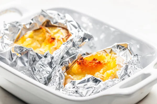 Картофель Запеченный Сыром Алюминиевой Фольги — стоковое фото