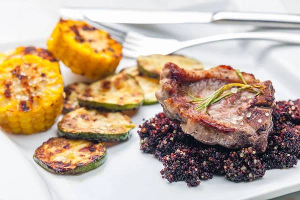 Gegrilltes Schweinesteak Mit Zucchini Und Mais Serviert Mit Schwarzem Quinoa — Stockfoto