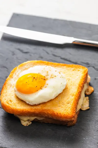 Тост Сыром Подается Жареным Яйцом — стоковое фото