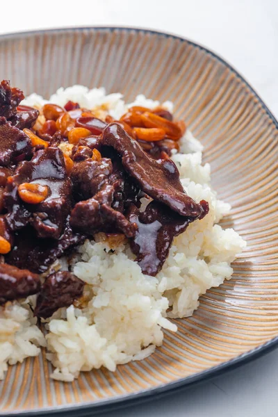 Rindfleisch Mit Sojasauce Und Erdnüssen Serviert Mit Weißem Reis — Stockfoto