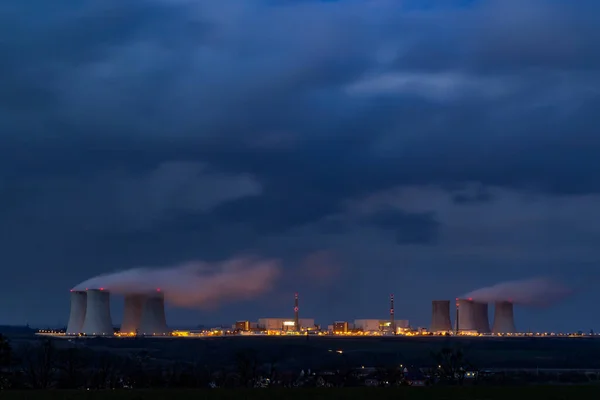 原子力発電所チェコ共和国ヴィソチナ州ドゥコヴァニ — ストック写真