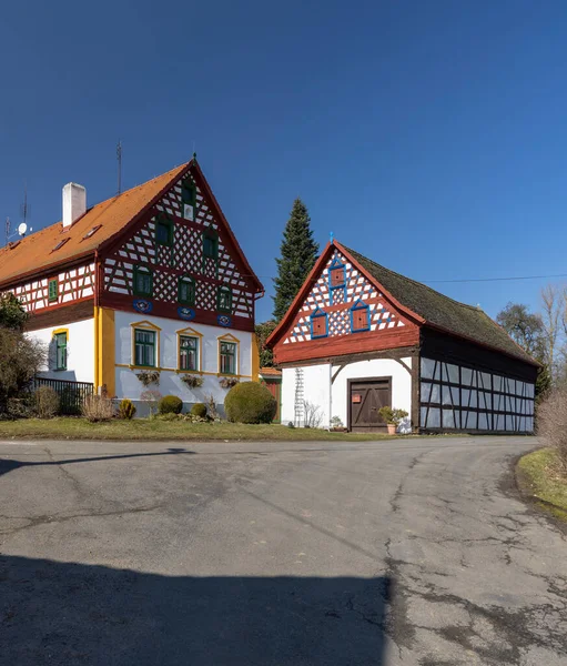 捷克共和国西波希米亚杜布拉瓦半木制农舍和民间建筑 — 图库照片