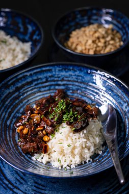 Fıstıklı biftek ve pilav.