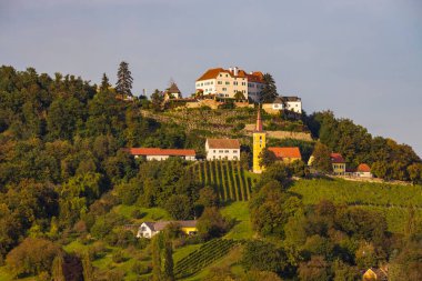 Bağlı Kapfenstein kalesi ve kilisesi, Styria, Avusturya
