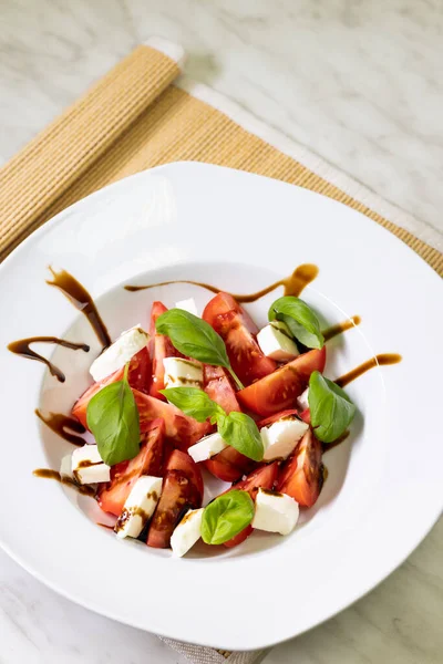 Tomatensalat Mit Mozzarella Basilikum Und Balsamico Sahne — Stockfoto