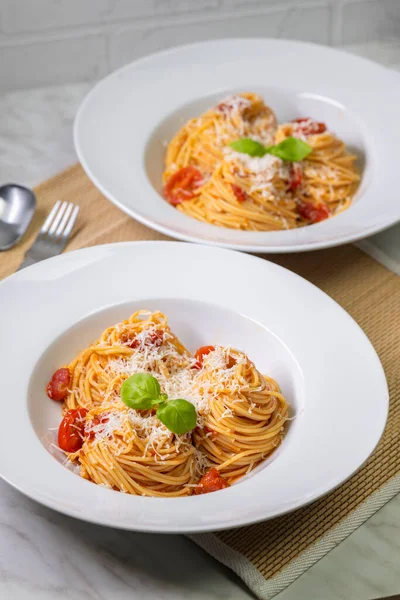 Spaghetti Pomidorami Bazylią Serem Parmezanowym — Zdjęcie stockowe