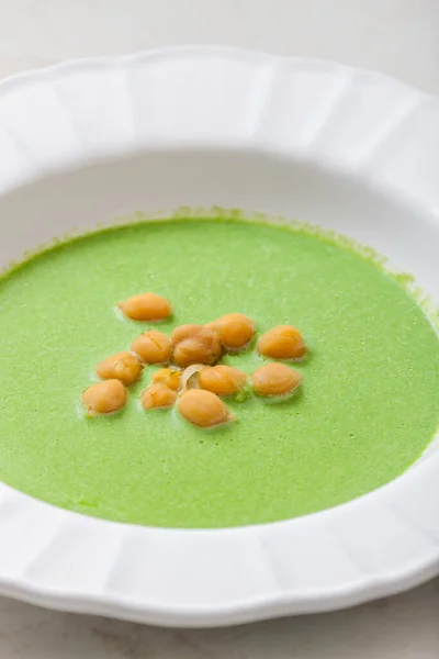 Зеленый Гороховый Суп Жареным Горохом — стоковое фото