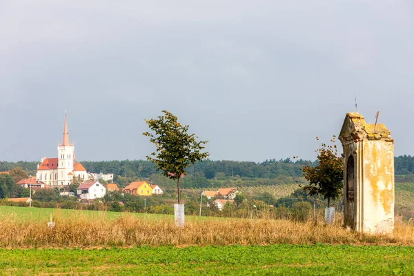 チェコ共和国ズノイモ地方のカルバリーと村コニス — ストック写真