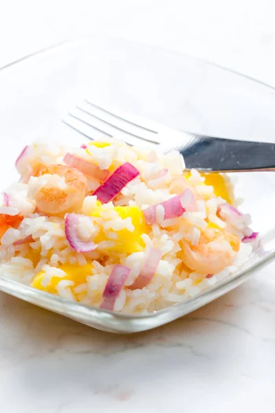 Karidesli Pirinç Salatası Kırmızı Soğan Sarı Biber — Stok fotoğraf