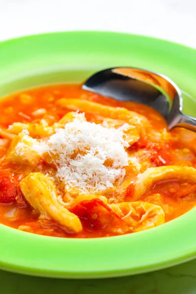 三文汤和番茄酱加意大利芝士 — 图库照片