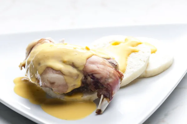 ウサギの足にクリームソースと餃子 — ストック写真
