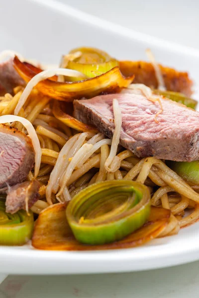 Slices Duck Breast Noodles Vegetables Bamboo Shoots — Stock Photo, Image
