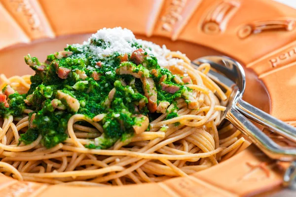 Spaghetti Spinach Leaves Bacon Parmesan Cheese — Φωτογραφία Αρχείου