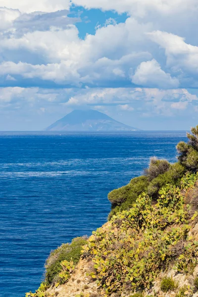 Rotskust Van Kaap Capo Vaticano Met Eolische Eilanden Tyrreense Zee — Stockfoto