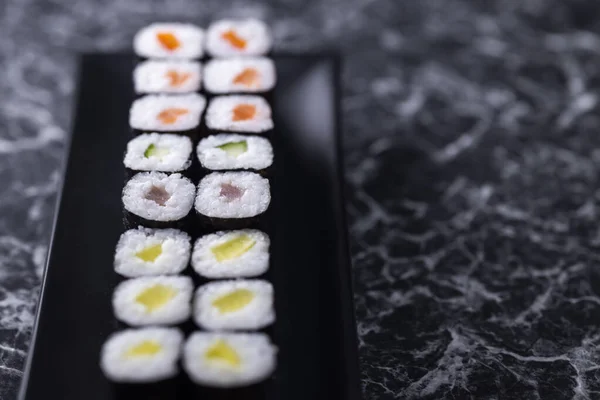 Uppsättning Sushi Rullar Med Fisk Och Skaldjur Svart Sten Bakgrund — Stockfoto