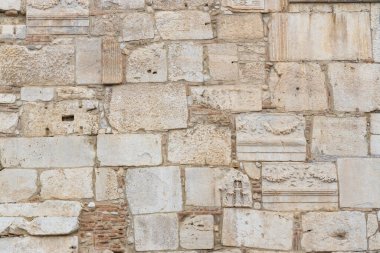 Arkaplan olarak eski Romanesk bloklardan oluşan eski duvar, Benevento, Campania, İtalya