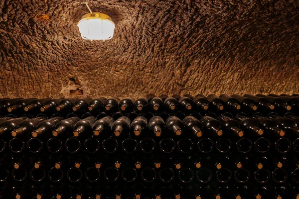 Kuzey Macaristan Merkezindeki Eski Mahzende Şarap Şişeleri — Stok fotoğraf