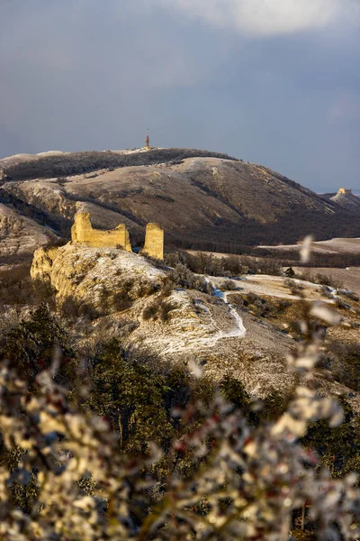 Paisaje Invernal Palava Con Ruinas Sirotci Hradek Moravia Del Sur — Foto de Stock