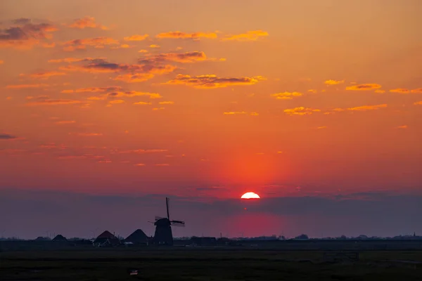 stock image Sunrise with windmill Hargermolen, Bergen - Schoorl, The Netherlands