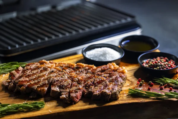 Ribeye Steak Auf Holzbrett Mit Gewürzen Und Elektrogrill — Stockfoto