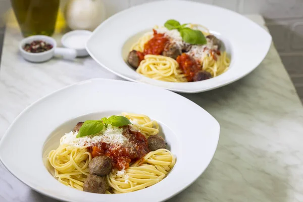 Spagetti Húsgolyókkal Paradicsomszósszal — Stock Fotó