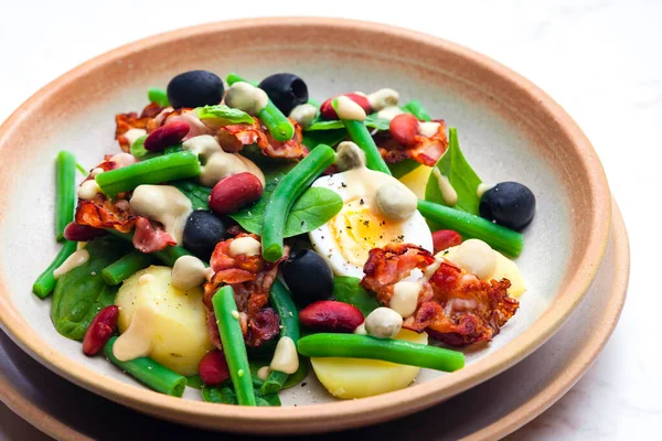 Salade Van Groene Rode Bonen Met Zwarte Olijven Spinazie Gekookt — Stockfoto