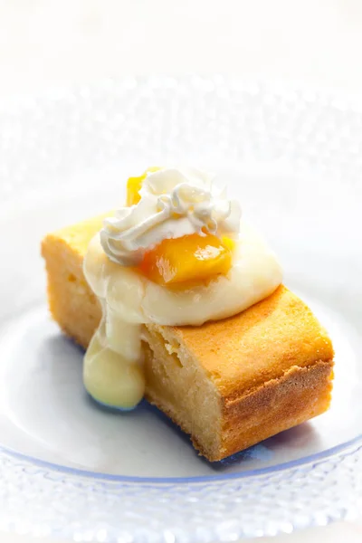 바닐라 커스터드 복숭아 휘저은 크림을 곁들인 스펀지 케이크 — 스톡 사진