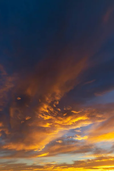 Pôr Sol Final Verão Com Nuvens Coloridas — Fotografia de Stock