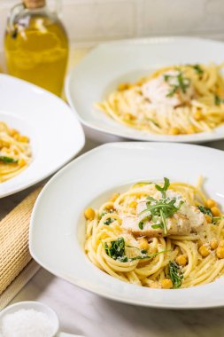 tavuk ve roka ile makarna