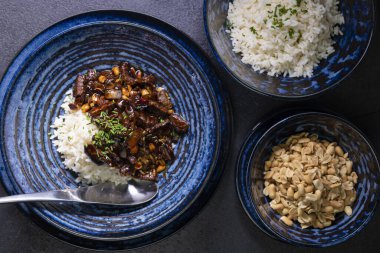 Fıstıklı biftek ve pilav.