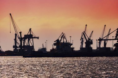 Taranto, Apulia, İtalya 'daki liman ve sanayi bölgesi