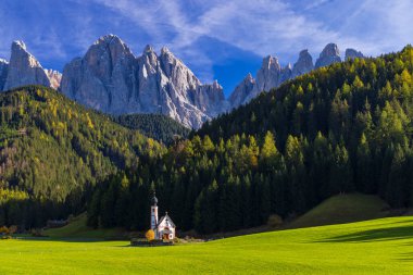 İtalyan dolomitlerinin güzel manzarası Santa Magdalena yakınlarında, Güney Tyrol, İtalya