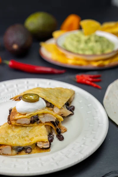鶏肉と豆のケサディラとナチョスのグアカモーレ — ストック写真