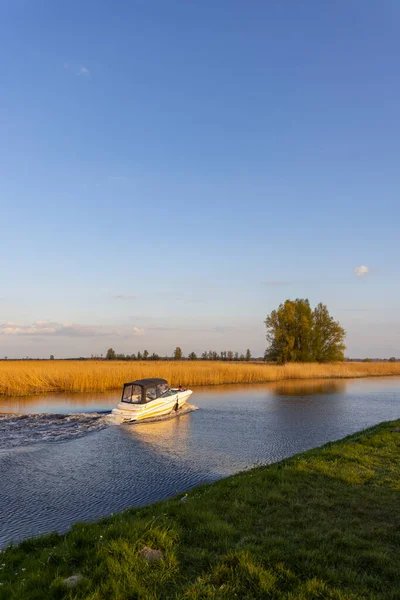 Водний Канал Маленьким Човном Поблизу Штейнвейк Волленхове Поблизу Зволле Нідерланди — стокове фото