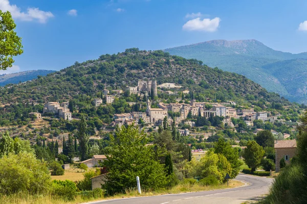 Tipikus Falu Montbrun Les Bains Várromokkal Provence Franciaország — Stock Fotó