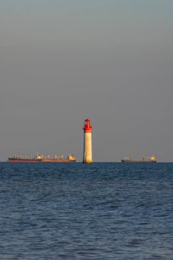 Ile de Re yakınlarındaki Phare de Chauvea gemileriyle La Rochelle, Pays de la Loire, Fransa