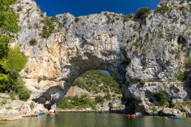 Pont d 'Arc, Ardeche nehri üzerindeki taş kemer, Auvergne-Rhone-Alpes, Fransa