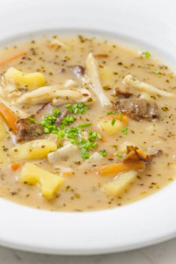 Mantarlı patates çorbası ve havuç.